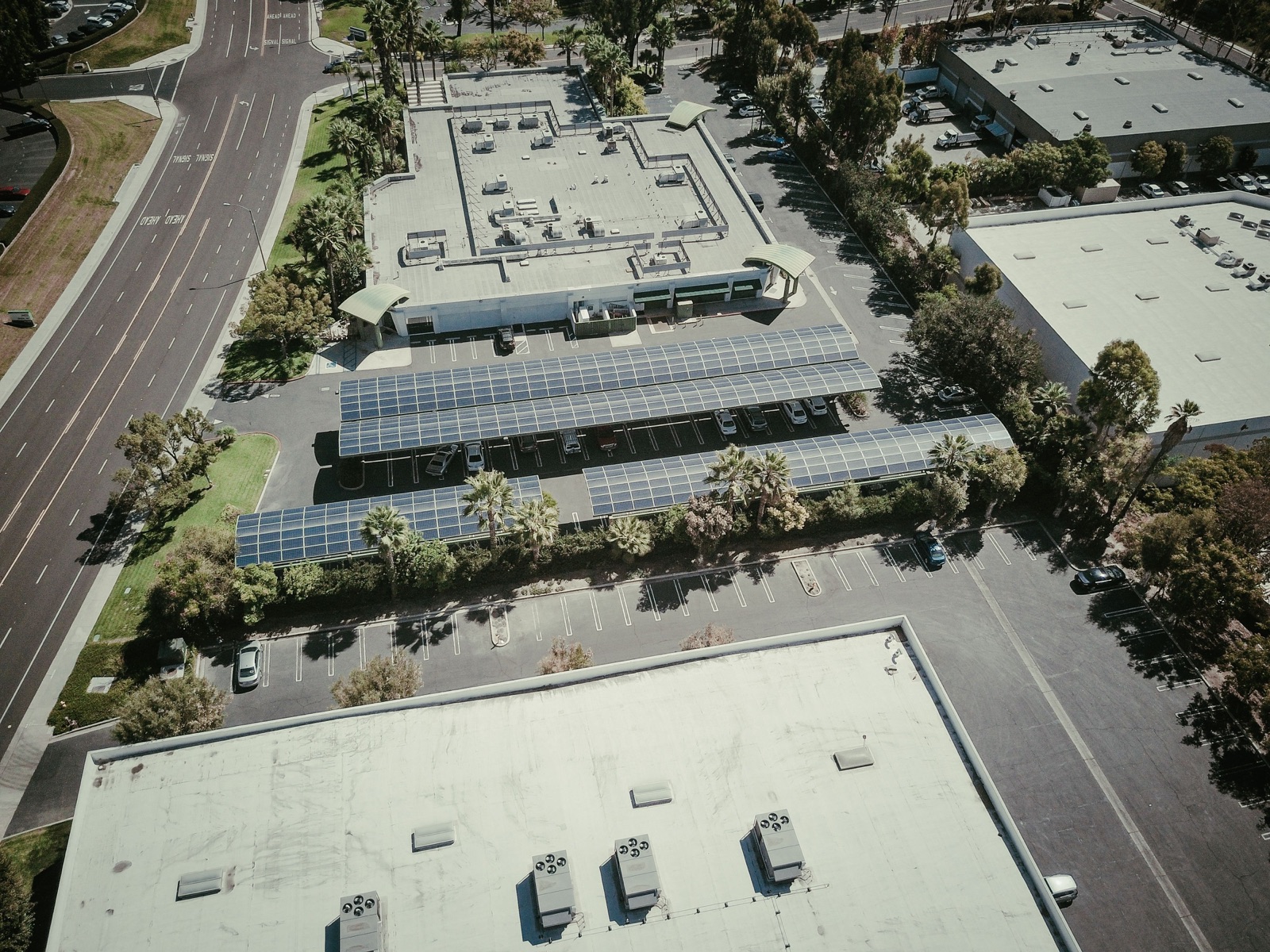 Vista aérea de paneles fotovoltaicos. Imagen ilustrativa del servicio.